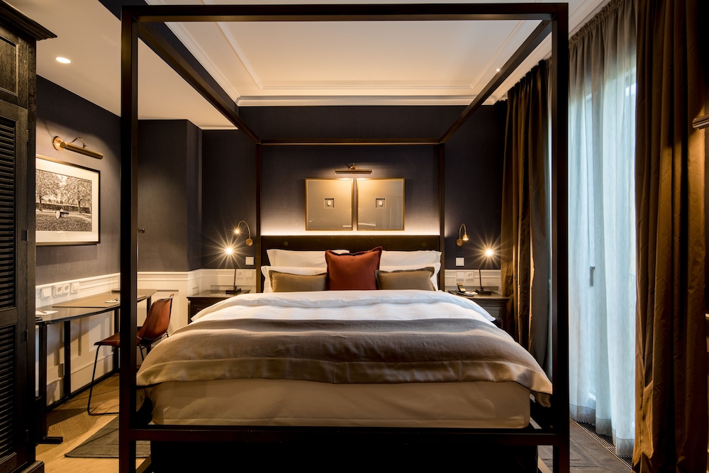 Deluxe Room thumbnail 5