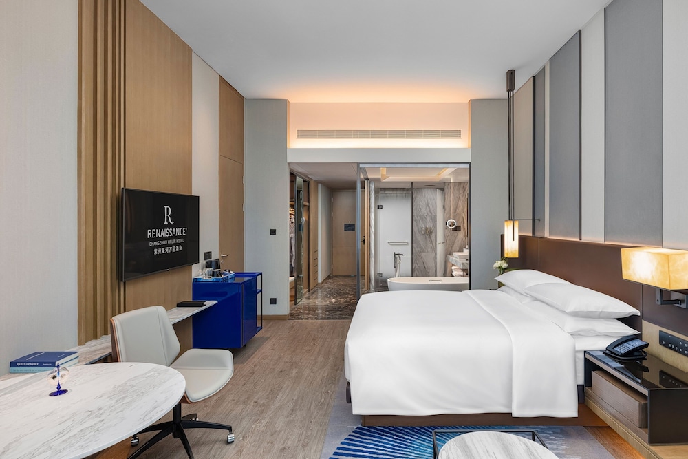 Deluxe Room, 1 King Bed, Lake View - Photo 3