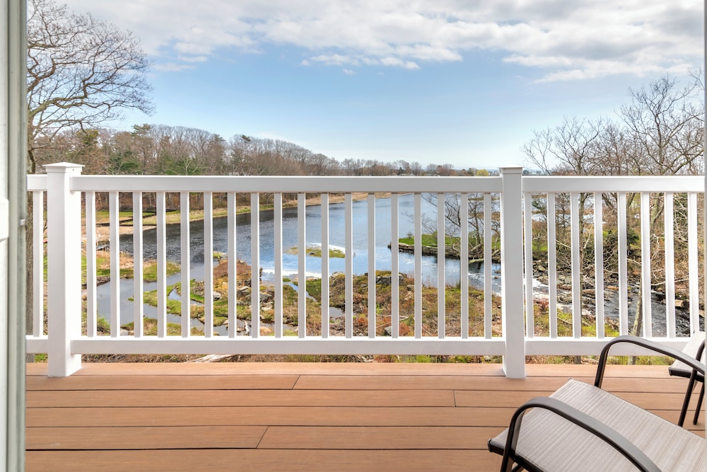 Standard Room, 2 Queen Beds, River View photo 3