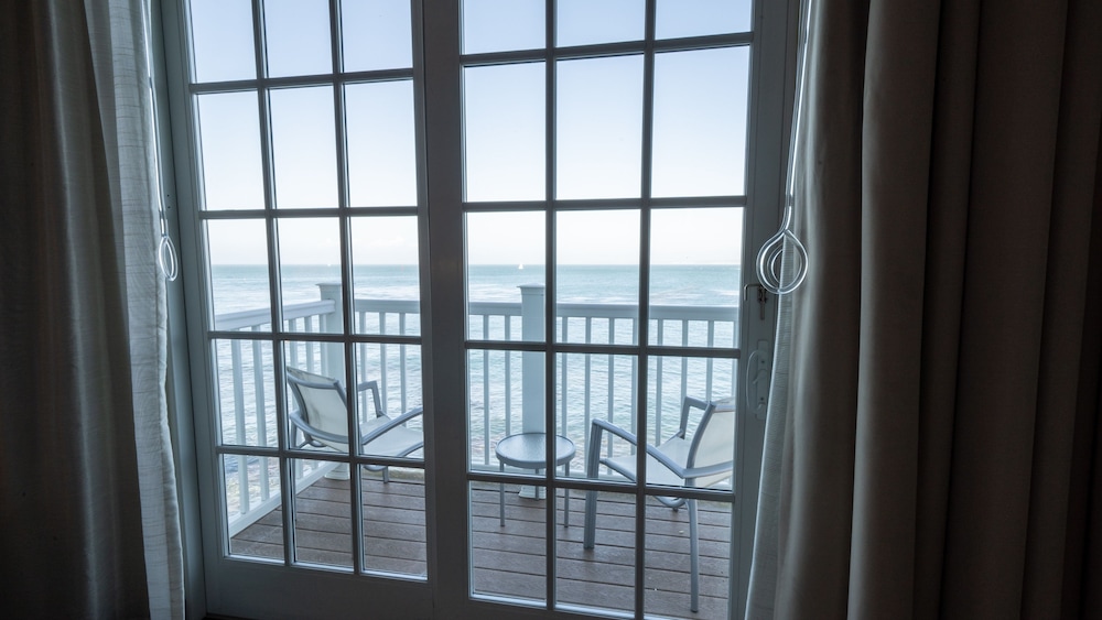 Premium Room, 1 King Bed, Balcony, Oceanfront - Photo 4