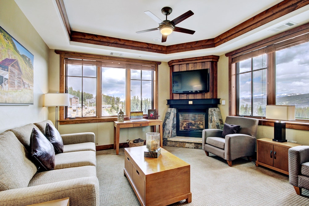 Condo, 3 Bedrooms (2 Bathrooms)