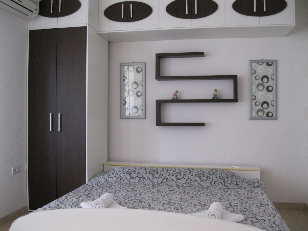 Exclusive Apartment, 2 Bedrooms, Lake View photo 3