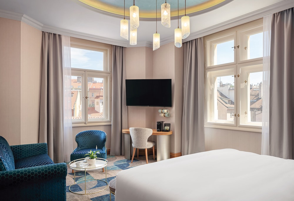 Deluxe Room, 1 Queen Bed with Sofa bed