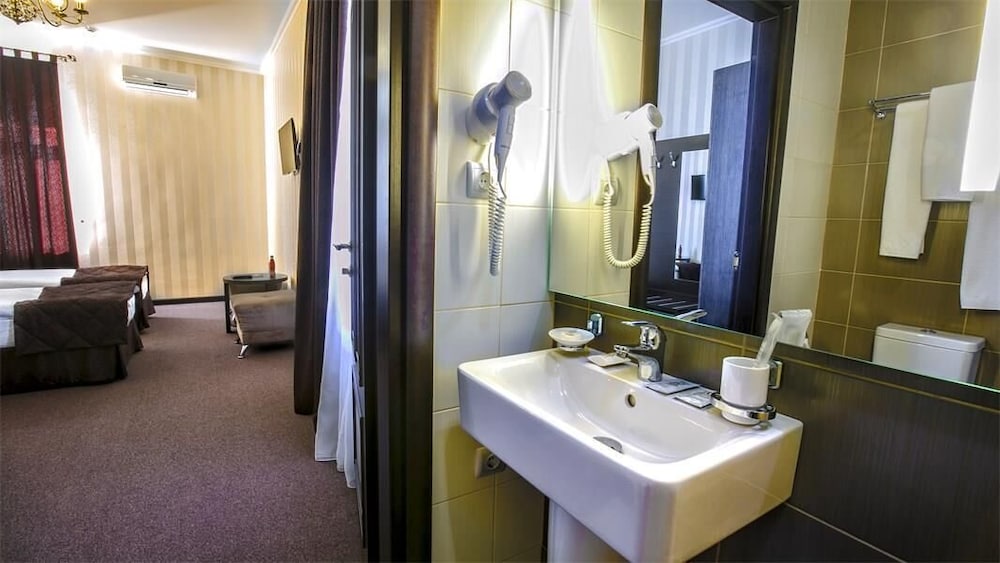 Standard Double or Twin Room photo 3