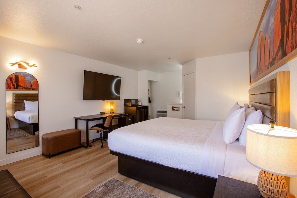 Deluxe Room, 1 King Bed with Sofa bed - Photo 7