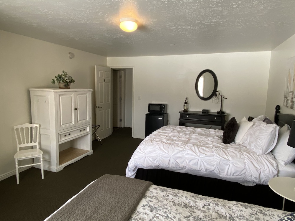 Comfort Room, 2 Queen Beds, Garden View photo 3
