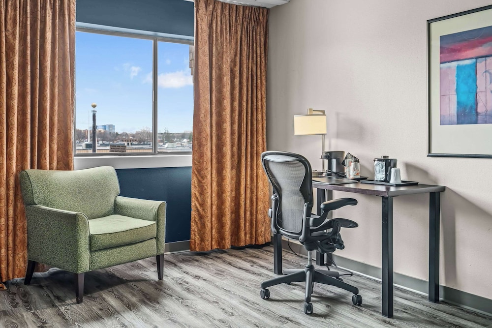 Executive Suite, 1 King Bed, Non Smoking, photo 6
