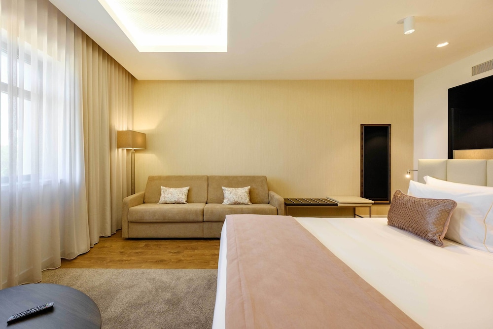 Superior Suite - Photo 9
