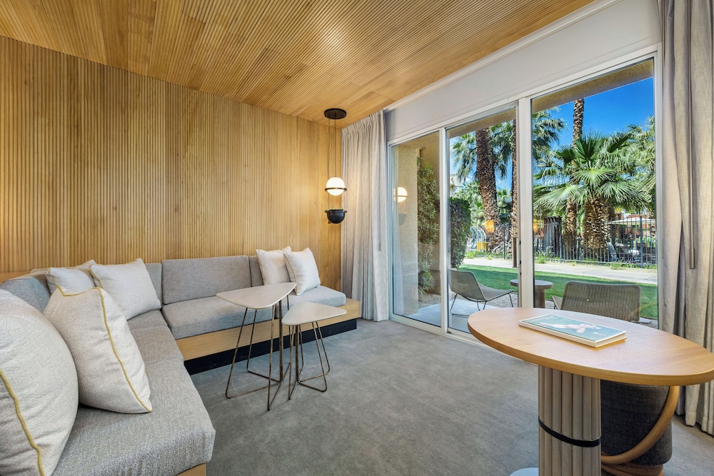1 King Bed with Pool Access - Photo 3