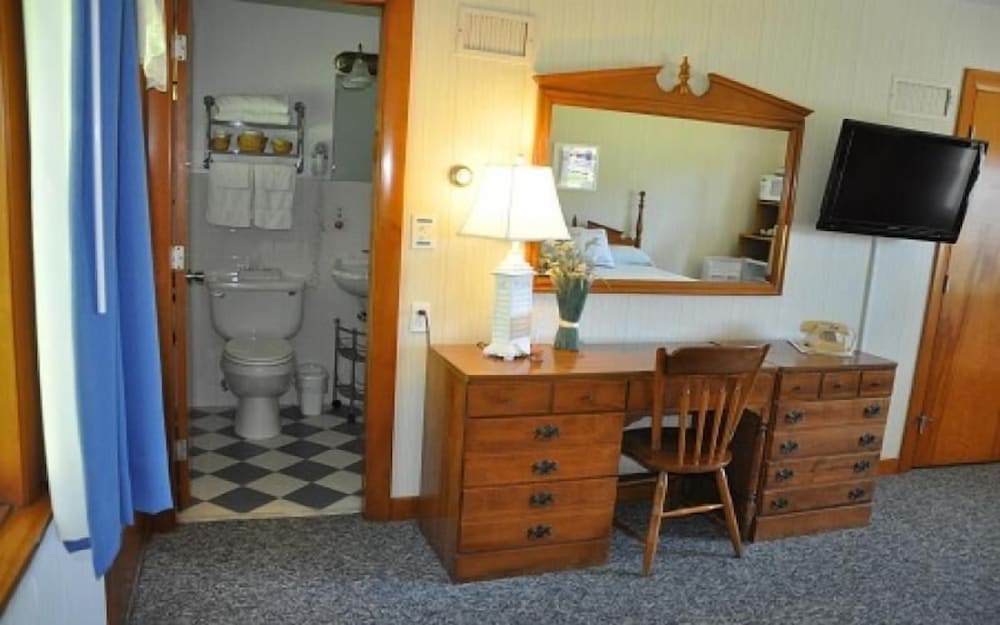 Deluxe 2 Queen Room, River View, Room 1