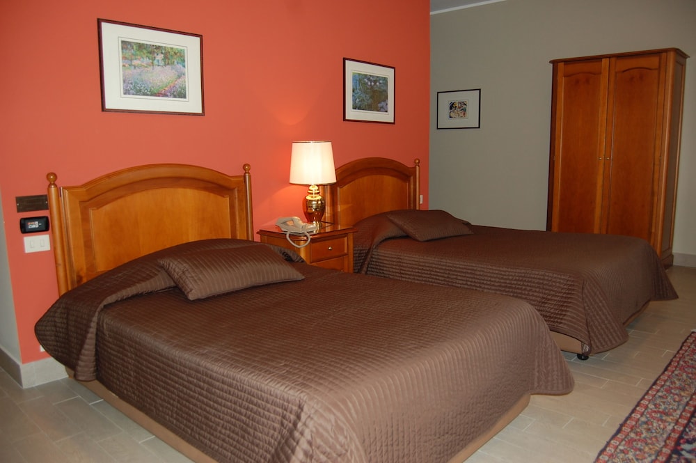 Double or Twin Room - Photo 2