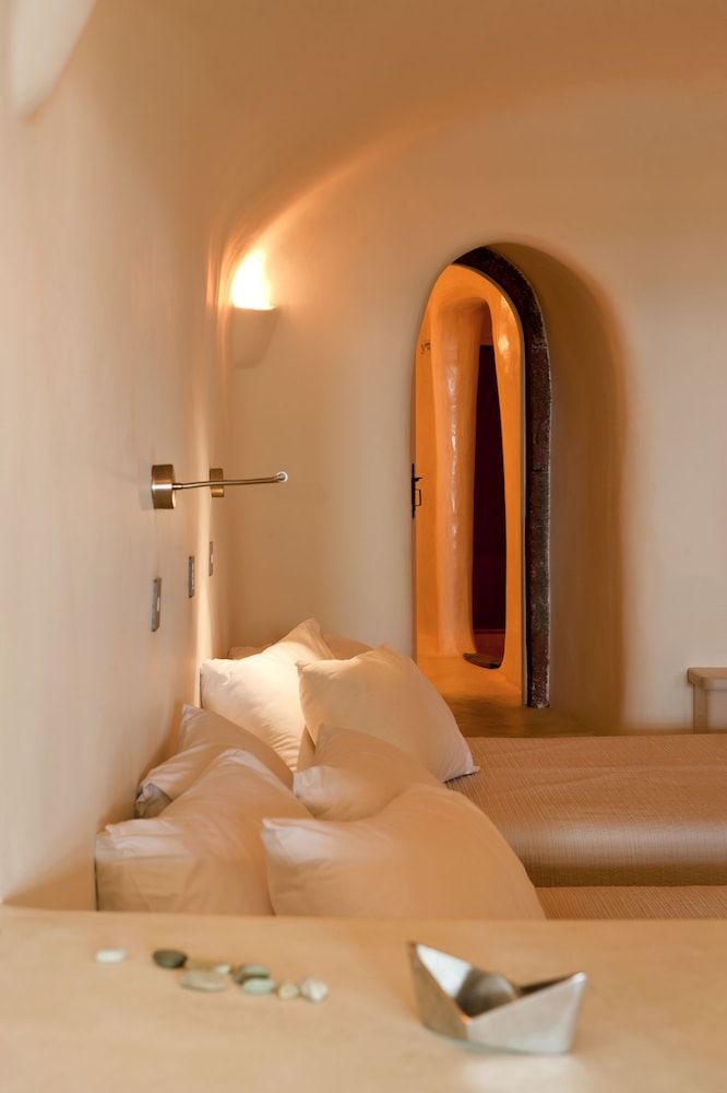 Kapari Honeymoon Suite with Indoor Hot tub, Private Terrace & Caldera View - Photo 2