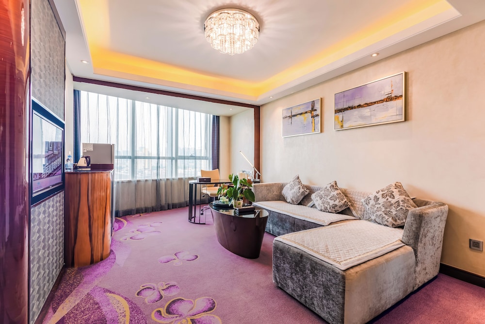 Business Suite, 1 King Bed photo 2