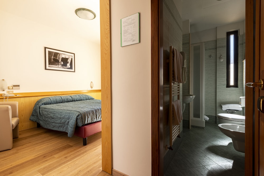 Double Room - Photo 5