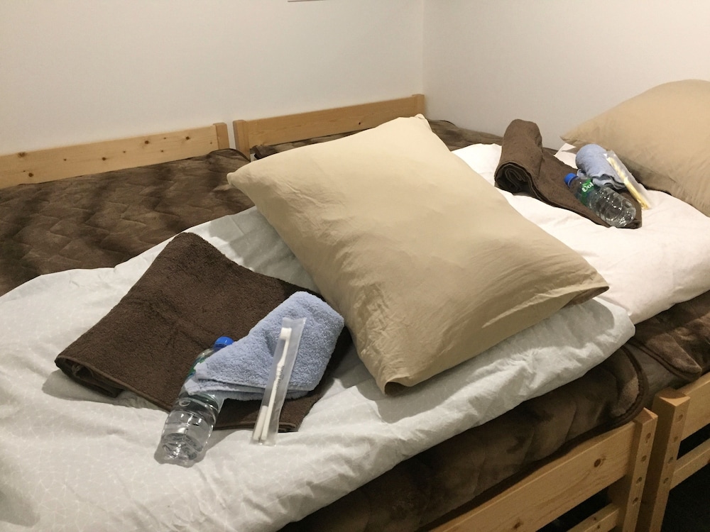 Standard Twin Room, 2 Twin Beds, Non Smoking, Shared Bathroom photo 2