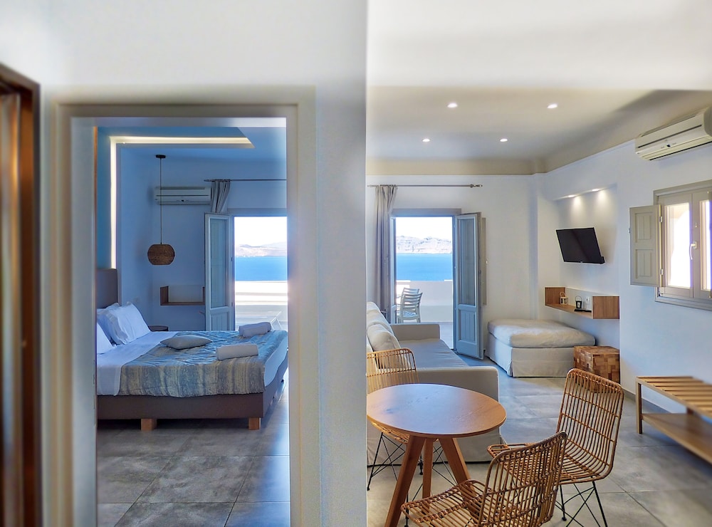 Deluxe Junior Suite Caldera View, balcony