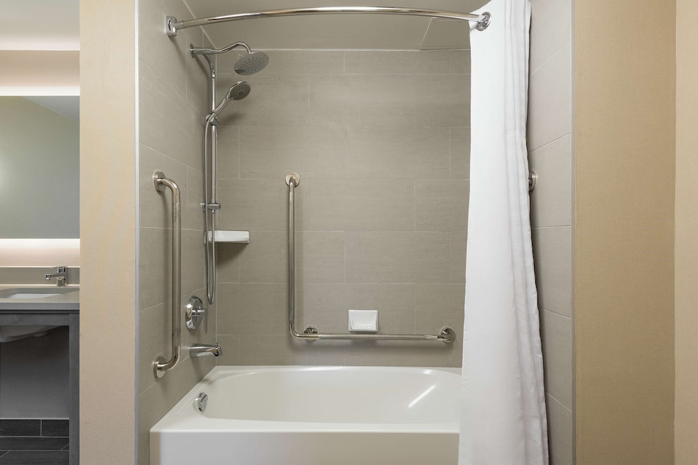 Studio, 1 King Bed, Accessible, Bathtub photo 3