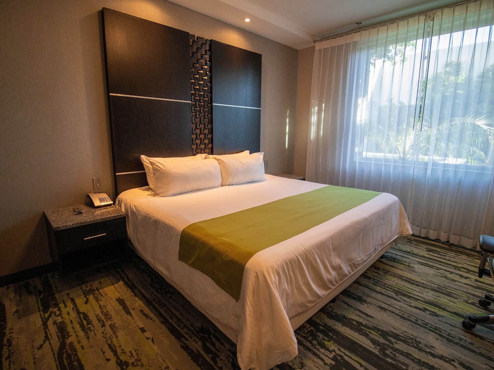 Superior Room, 1 King Bed photo 1