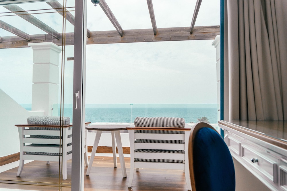 Superior Room with Sea View - Photo 8