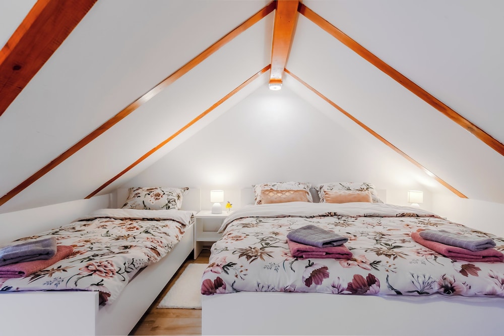 Family House, Multiple Bedrooms (Timber Cottage With Pool)