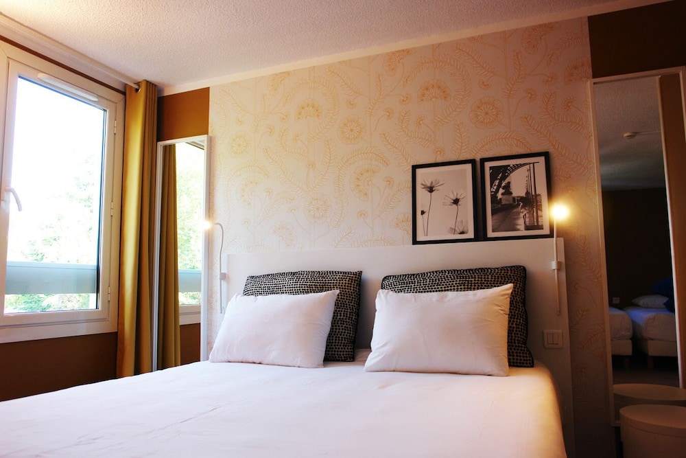 Suite - Photo 1