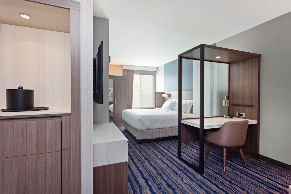 Suite, 1 King Bed (Hearing Accessible)