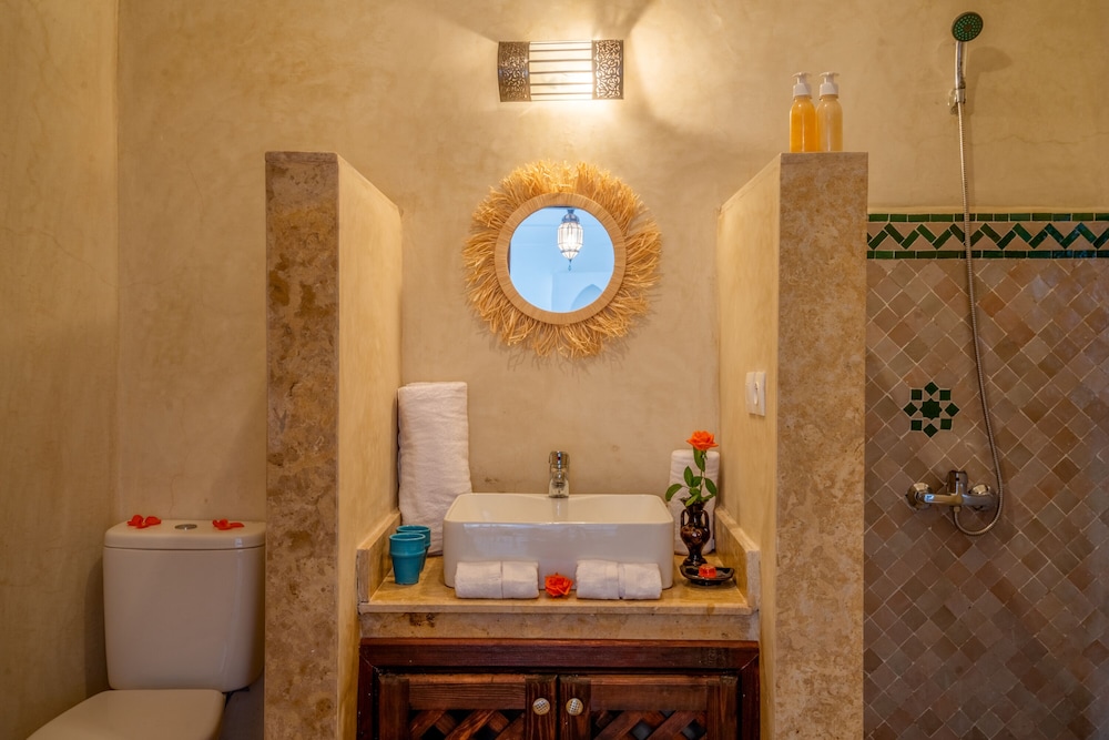 Standard Double Room - Photo 16