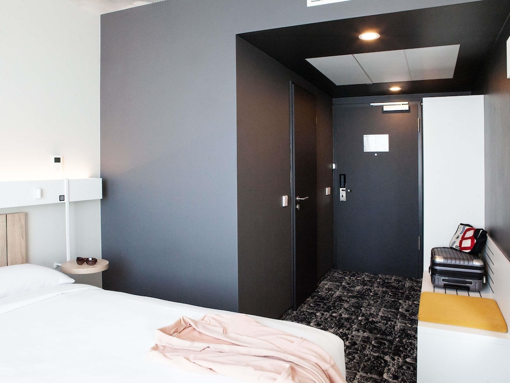 Standard Room, 1 Queen Bed, Accessible photo 3