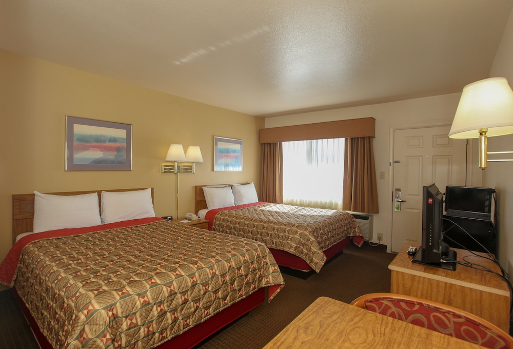 Standard Room, 2 Queen Beds - Photo 10