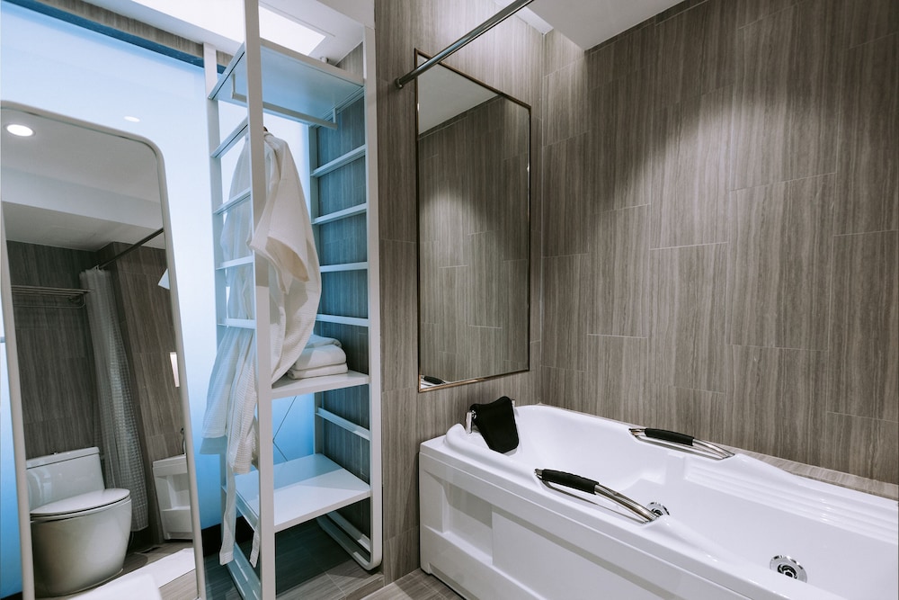 Grand Deluxe With Jacuzzi photo 2