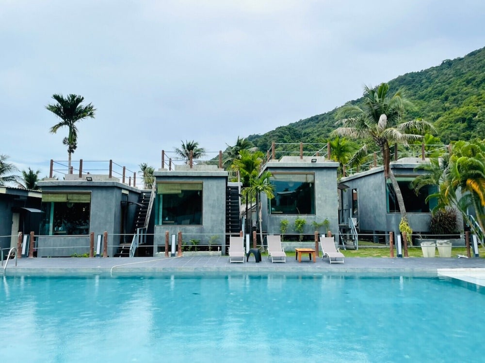 Deluxe Pool View - Photo 8