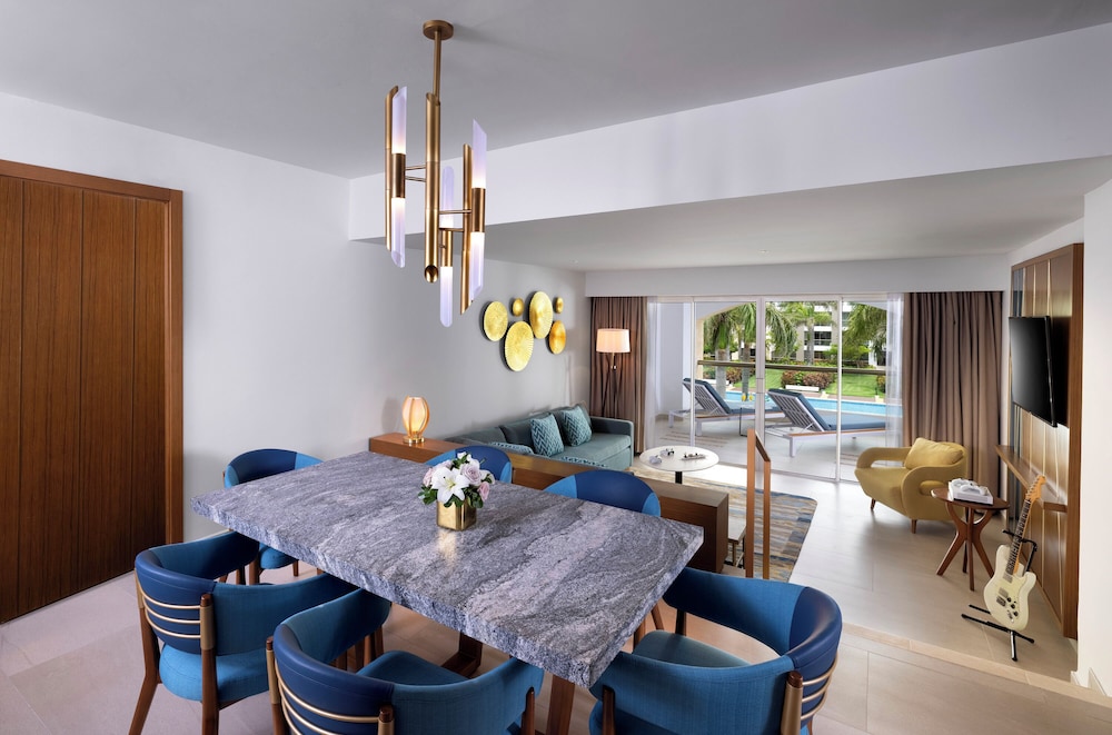 Rock Suite (One Bedroom) King Bed & Two Sofa Beds with Personal Assistant