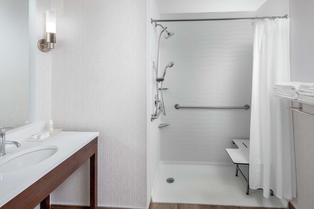 Suite, Accessible, Non Smoking - Photo 6