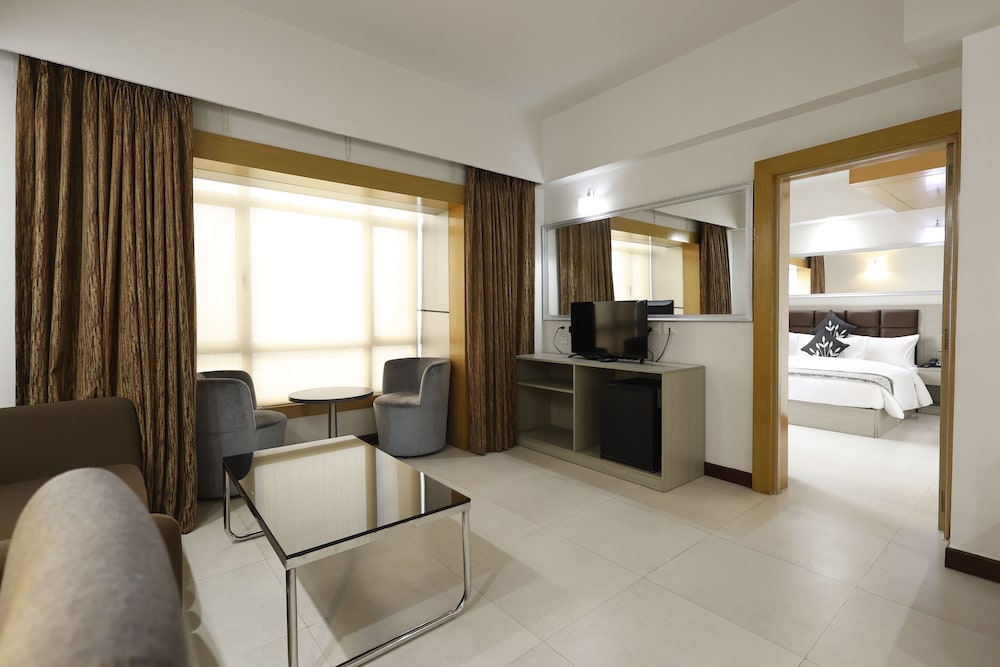 Suite with separate living area - High Floor - Photo 5