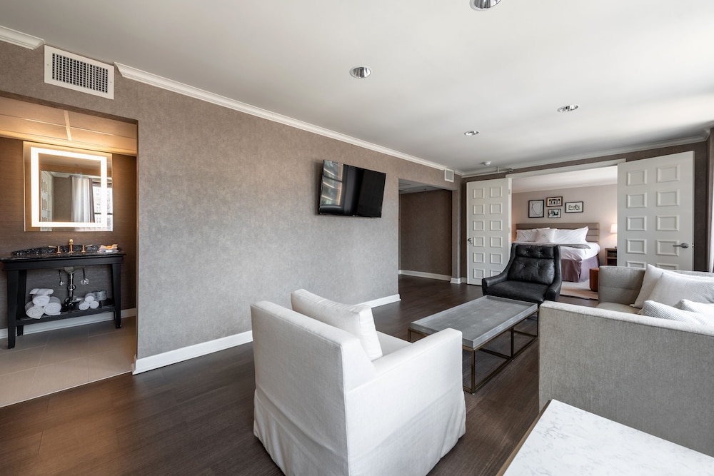 Suite, 1 King Bed - Photo 3
