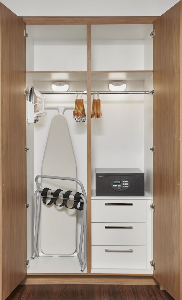 Suite, 1 Bedroom - Photo 2