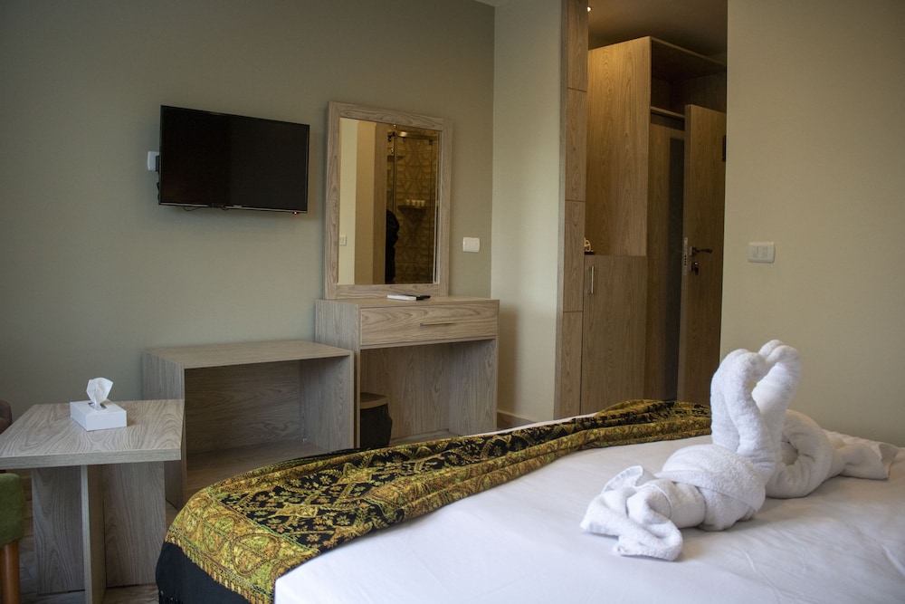Double Room, 1 King Bed, Garden View photo 3