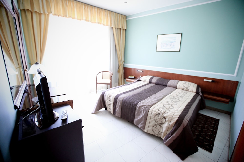 Standard Double or Twin Room, Private Bathroom - Photo 2