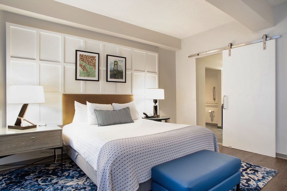 Queen Guestroom Accessible - Photo 1