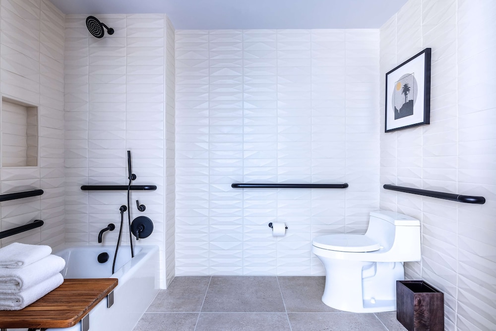 Room, 1 King Bed, Accessible, Bathtub - Photo 4