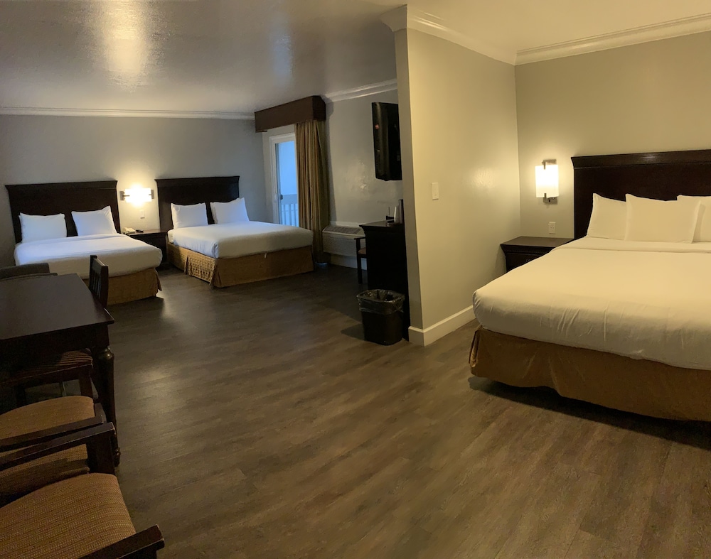 Family Room, Multiple Beds - Photo 2