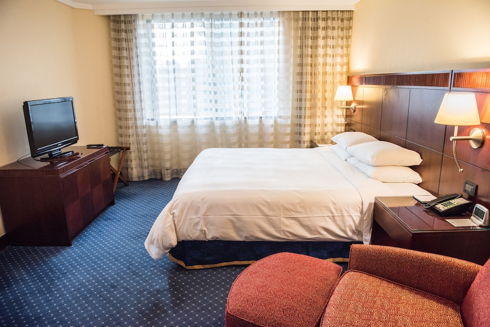 Deluxe Suite, 1 King Bed, Executive Level photo 3