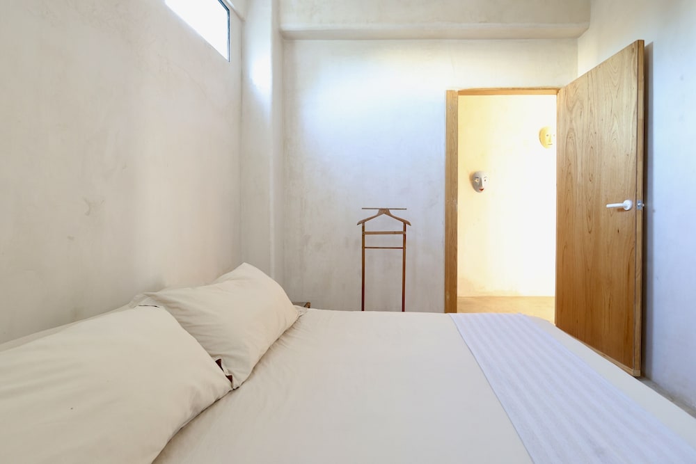 Design Suite, 2 Bedrooms, Pool Access, Partial Sea View photo 3