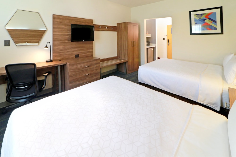 Standard Room, 2 Queen Beds, Ground Floor - Photo 4