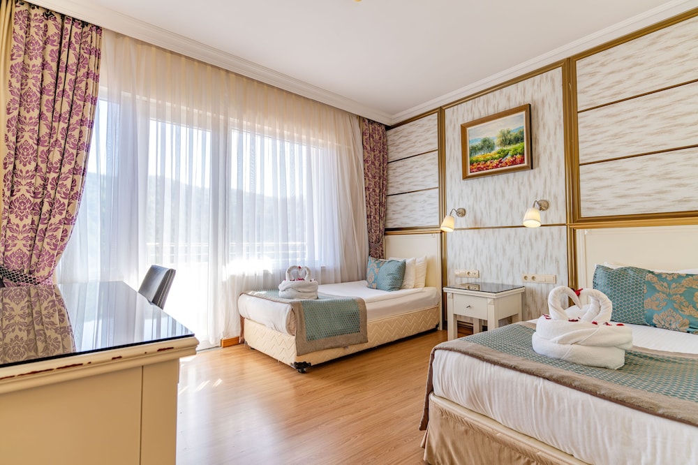 Deluxe Triple Room, Balcony, Partial Lake View photo 3