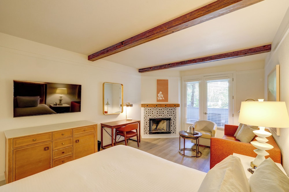 Standard Room, 2 Queen Beds, Non Smoking, Balcony - Photo 2