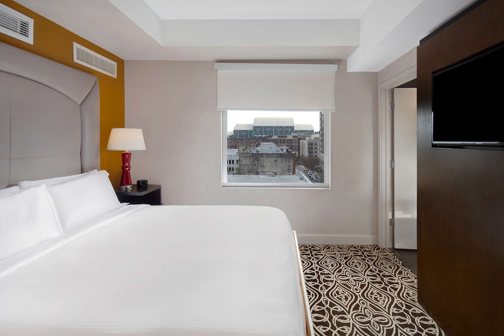 Junior Suite, 1 King Bed, Non Smoking (2 Bathrooms) - Photo 3