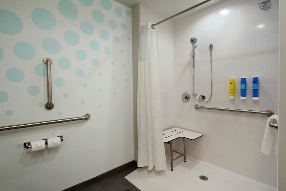 Room, 2 Queen Beds, Accessible (Hearing) - Photo 6