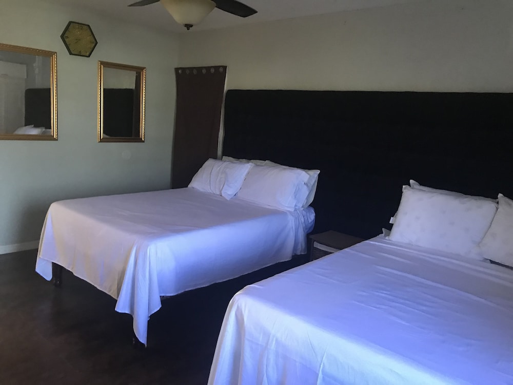 Classic Studio Suite, 2 Double Beds, Refrigerator & Microwave