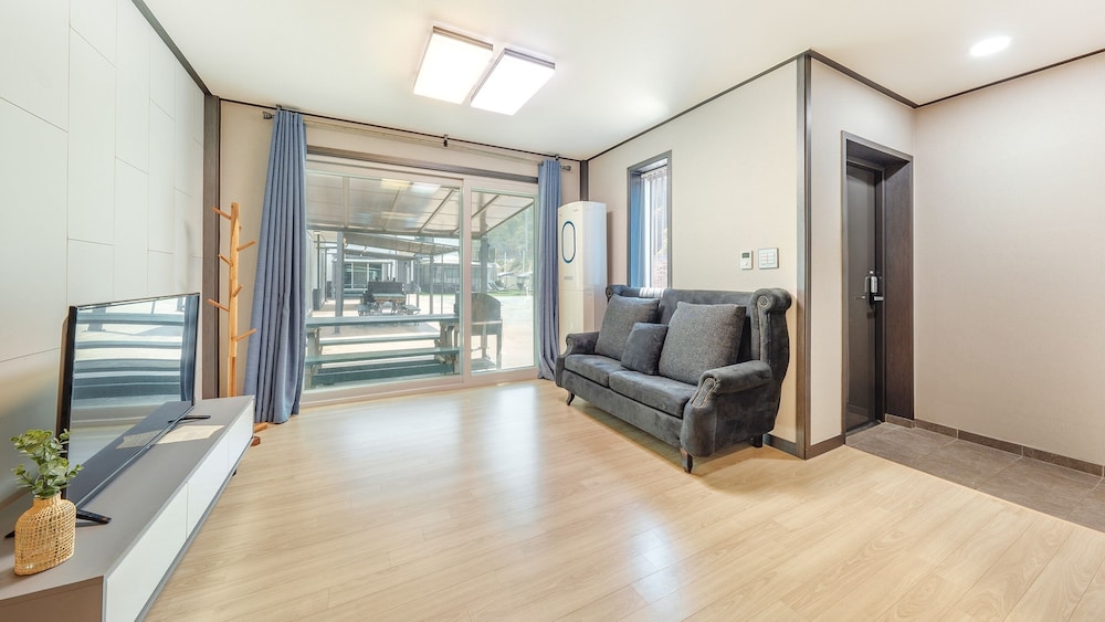 Basic Room, 1 Bedroom (Room 101 (Duplex / Private BBQ))